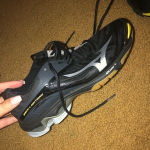 mizuno wave lightning volleyball shoes